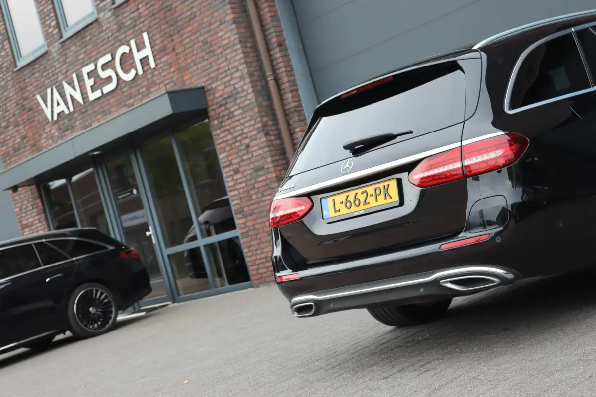 300 e Business Solution Luxury | Trekhaak | Augmented Reality | Surround Camera | Keyless Go | Sfeerverlichting | Dodehoekassistent | Multibeam LED |