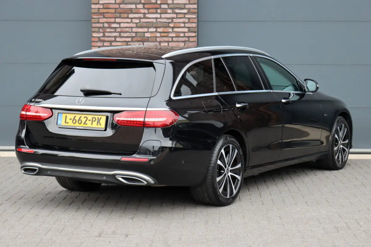 300 e Business Solution Luxury | Trekhaak | Augmented Reality | Surround Camera | Keyless Go | Sfeerverlichting | Dodehoekassistent | Multibeam LED |