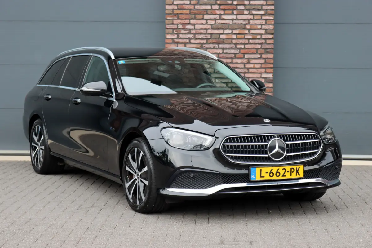 300 e Business Solution Luxury | Trekhaak | Augmented Reality | Surround Camera | Keyless Go | Sfeerverlichting | Dodehoekassistent | Multibeam LED |