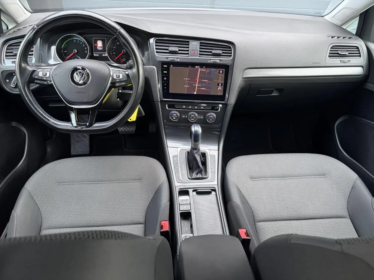 e-Golf ✓SOH 85,18 %✓2e Eigenaar✓Carplay✓Navi✓Clima✓Cruise✓Pdc V+A✓136pk✓Lm velgen✓Bj 12-2018✓N.A.P✓Apk tot 10-2027