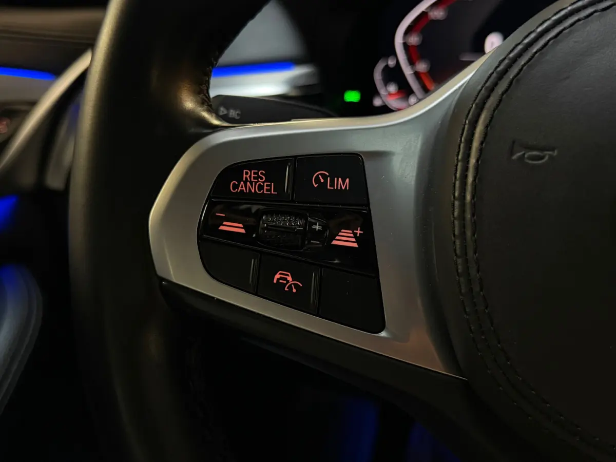 520i M-Sport|SERVICE-INCLUSIVE|PANO|MEMORY|NAP|SFEERVERLICHTING|STOELVENTILATIE|DISPLAY-KEY|