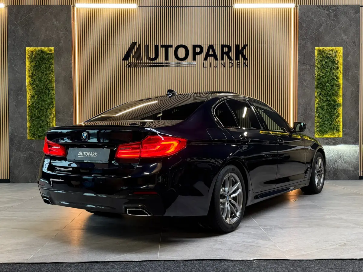 520i M-Sport|SERVICE-INCLUSIVE|PANO|MEMORY|NAP|SFEERVERLICHTING|STOELVENTILATIE|DISPLAY-KEY|