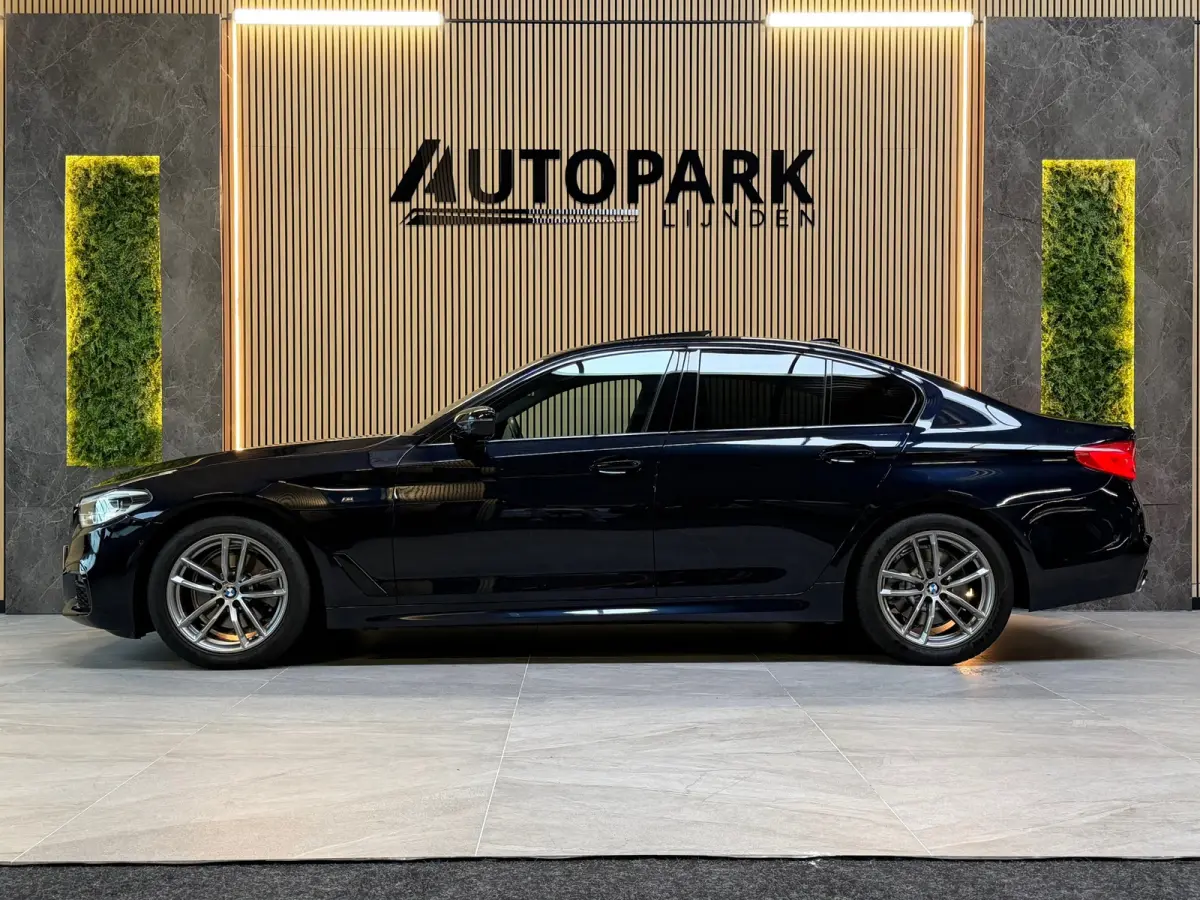 520i M-Sport|SERVICE-INCLUSIVE|PANO|MEMORY|NAP|SFEERVERLICHTING|STOELVENTILATIE|DISPLAY-KEY|