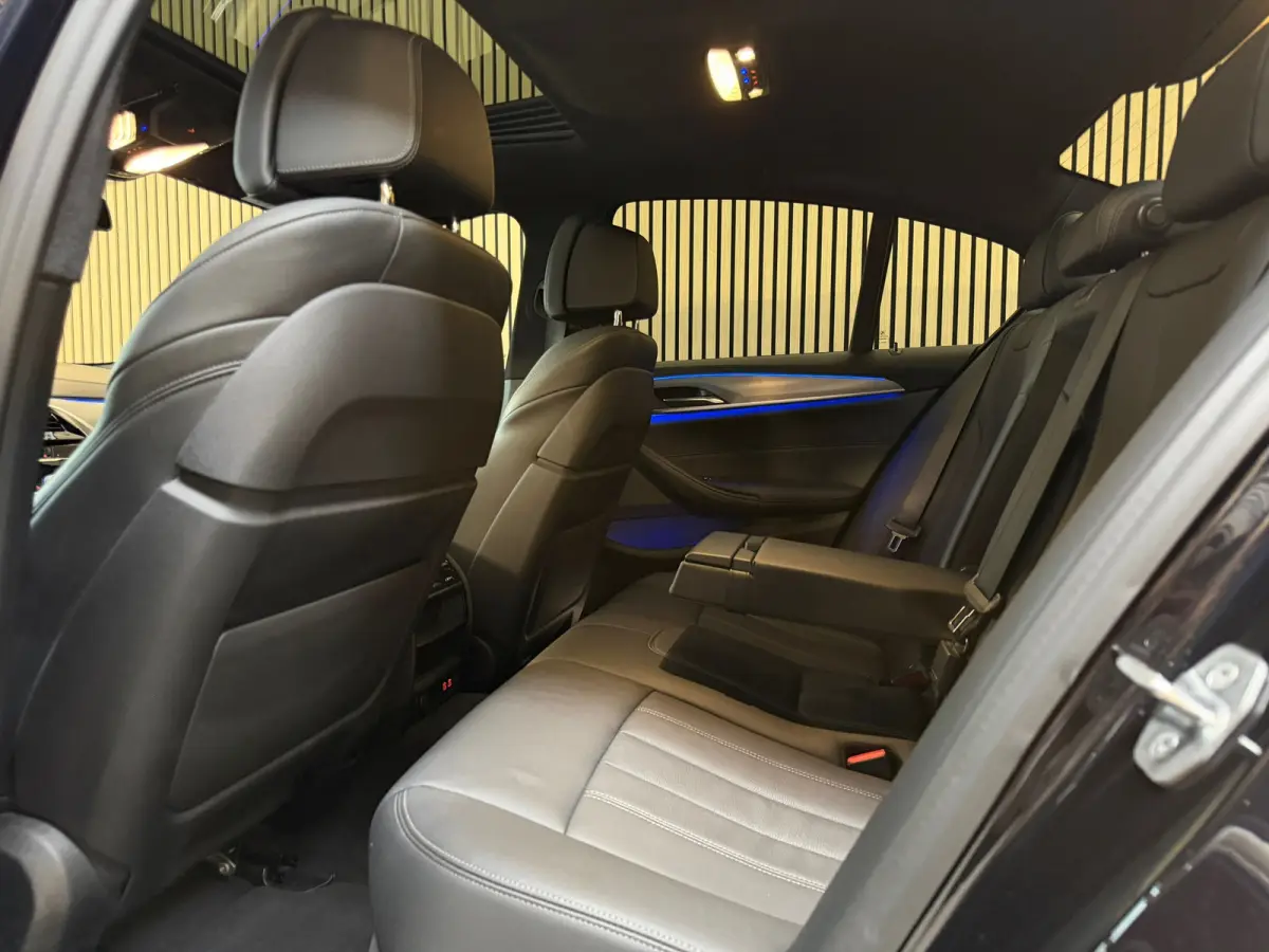 520i M-Sport|SERVICE-INCLUSIVE|PANO|MEMORY|NAP|SFEERVERLICHTING|STOELVENTILATIE|DISPLAY-KEY|