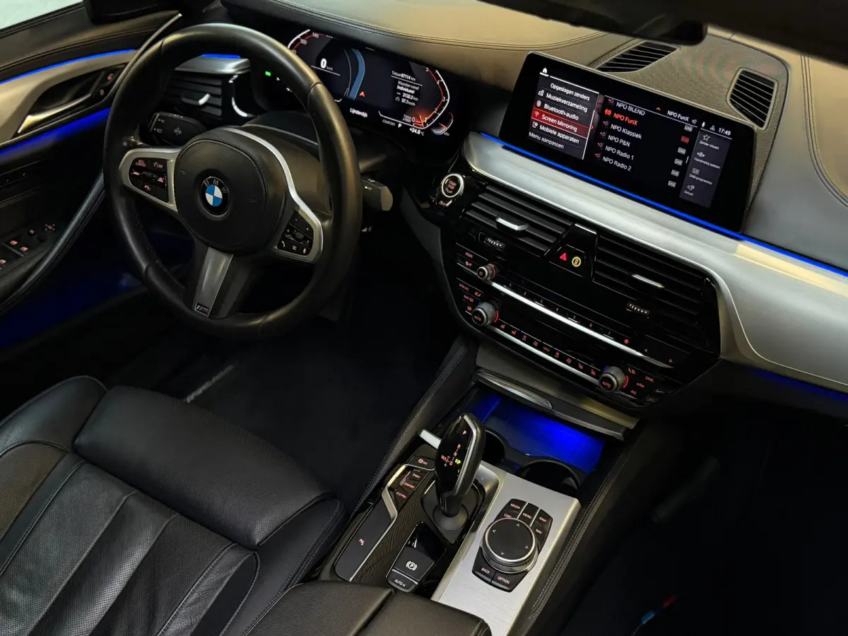 520i M-Sport|SERVICE-INCLUSIVE|PANO|MEMORY|NAP|SFEERVERLICHTING|STOELVENTILATIE|DISPLAY-KEY|