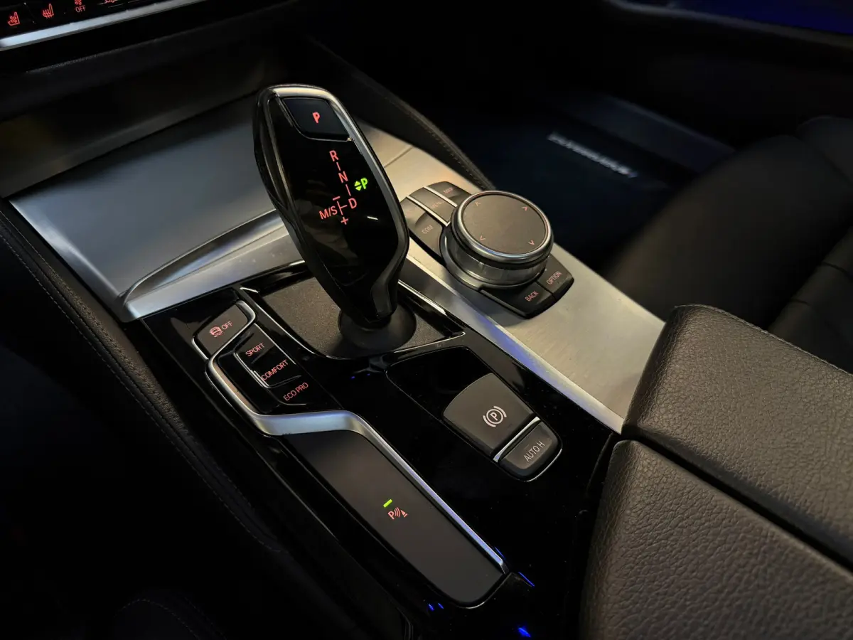 520i M-Sport|SERVICE-INCLUSIVE|PANO|MEMORY|NAP|SFEERVERLICHTING|STOELVENTILATIE|DISPLAY-KEY|