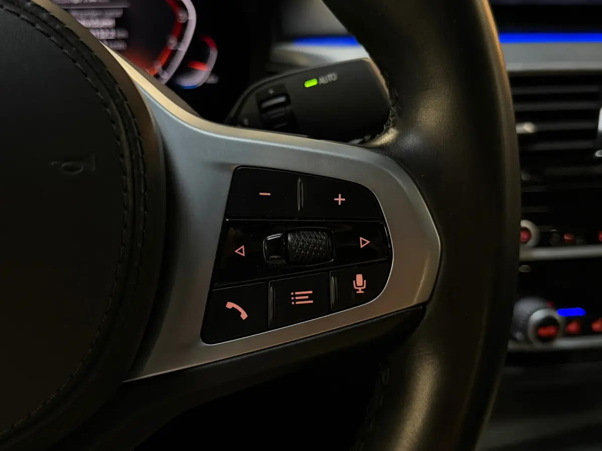 520i M-Sport|SERVICE-INCLUSIVE|PANO|MEMORY|NAP|SFEERVERLICHTING|STOELVENTILATIE|DISPLAY-KEY|