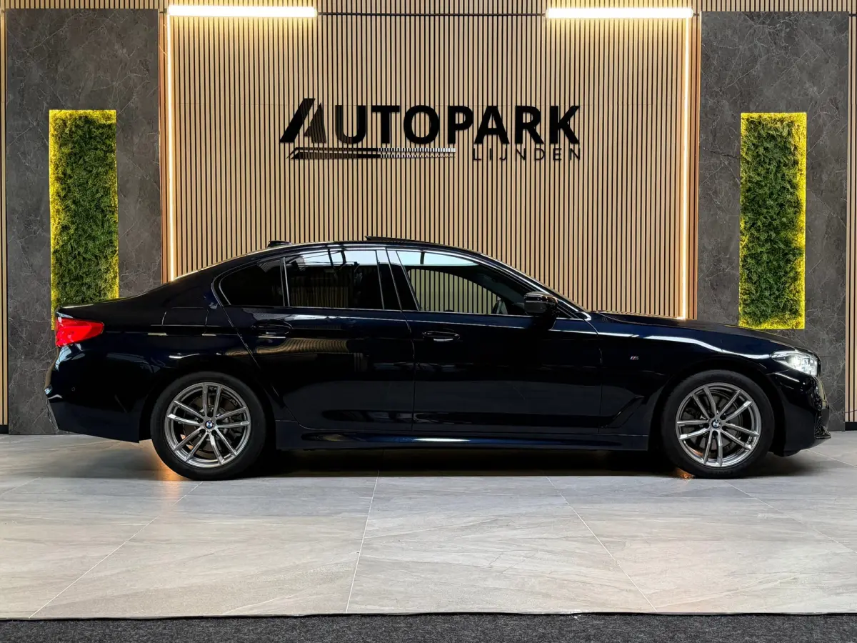 520i M-Sport|SERVICE-INCLUSIVE|PANO|MEMORY|NAP|SFEERVERLICHTING|STOELVENTILATIE|DISPLAY-KEY|