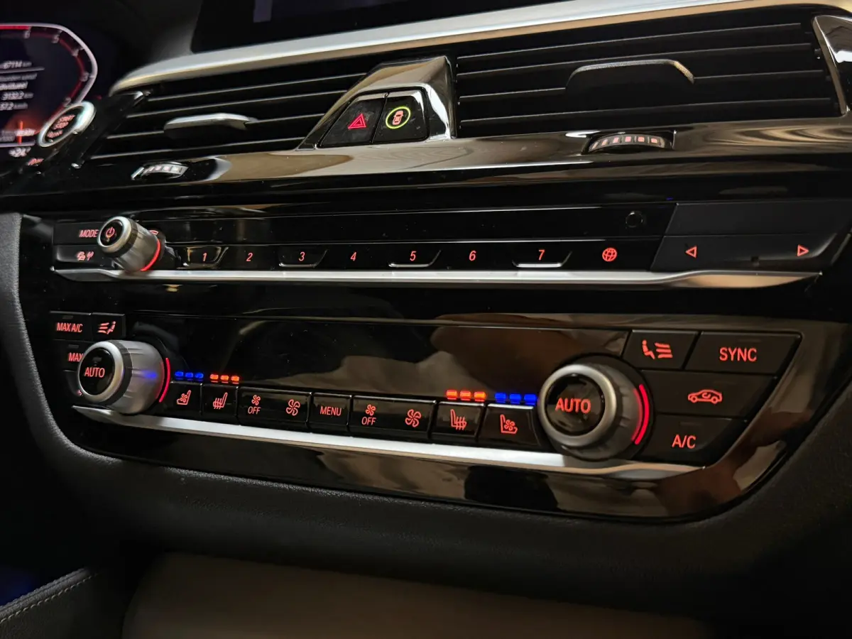 520i M-Sport|SERVICE-INCLUSIVE|PANO|MEMORY|NAP|SFEERVERLICHTING|STOELVENTILATIE|DISPLAY-KEY|