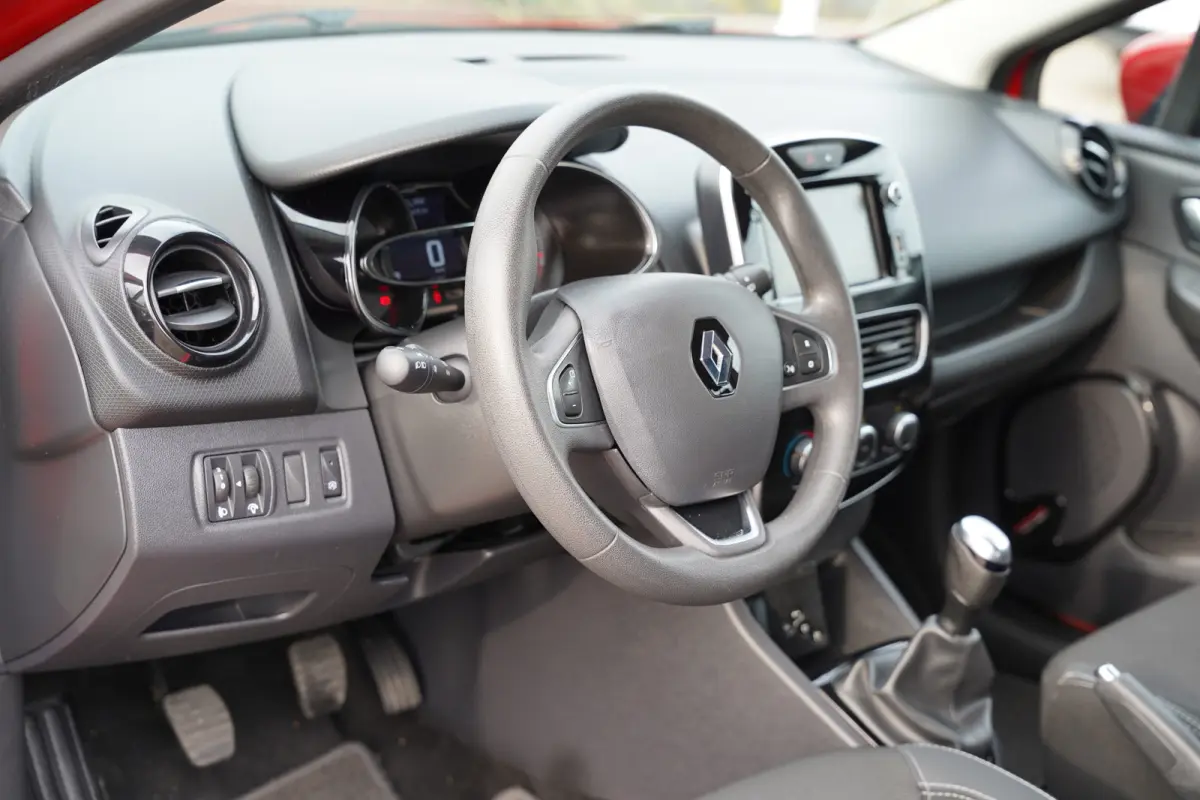 0.9 TCe Limited 90 pk | Airco | Bluetooth | Cruise control | Isofix bevestiging voor kinderzitjes | LED dagrijverlichting | Lichtmetalen velgen 16" | Navigatiesysteem full map | Parkeersenso