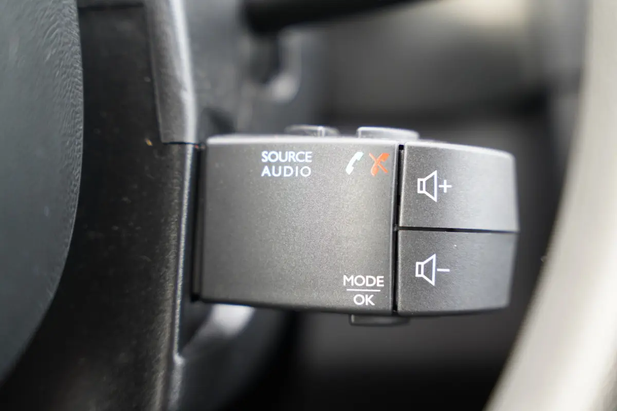 0.9 TCe Limited 90 pk | Airco | Bluetooth | Cruise control | Isofix bevestiging voor kinderzitjes | LED dagrijverlichting | Lichtmetalen velgen 16" | Navigatiesysteem full map | Parkeersenso