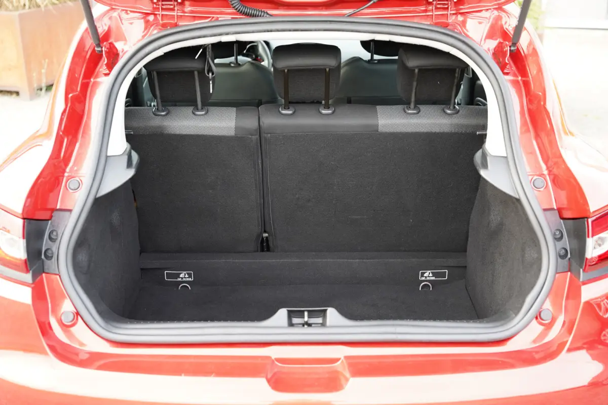 0.9 TCe Limited 90 pk | Airco | Bluetooth | Cruise control | Isofix bevestiging voor kinderzitjes | LED dagrijverlichting | Lichtmetalen velgen 16" | Navigatiesysteem full map | Parkeersenso