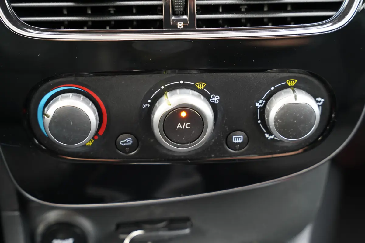 0.9 TCe Limited 90 pk | Airco | Bluetooth | Cruise control | Isofix bevestiging voor kinderzitjes | LED dagrijverlichting | Lichtmetalen velgen 16" | Navigatiesysteem full map | Parkeersenso