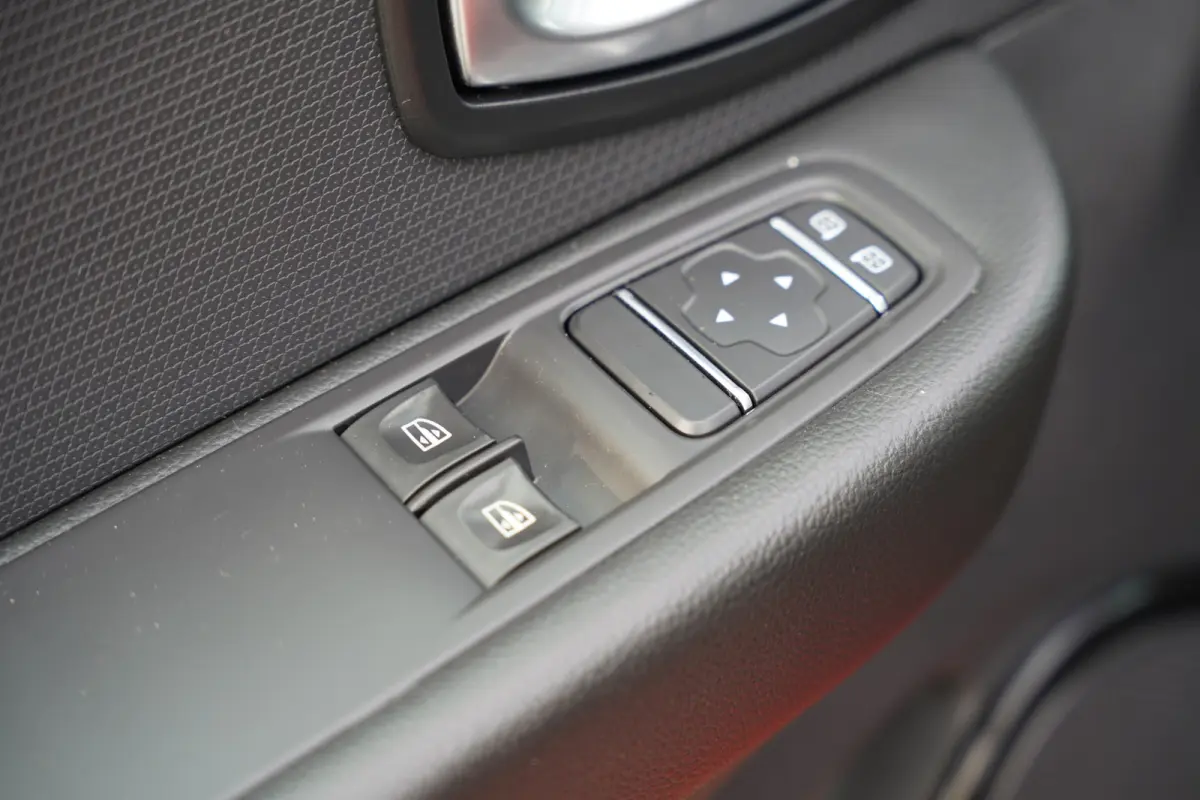0.9 TCe Limited 90 pk | Airco | Bluetooth | Cruise control | Isofix bevestiging voor kinderzitjes | LED dagrijverlichting | Lichtmetalen velgen 16" | Navigatiesysteem full map | Parkeersenso