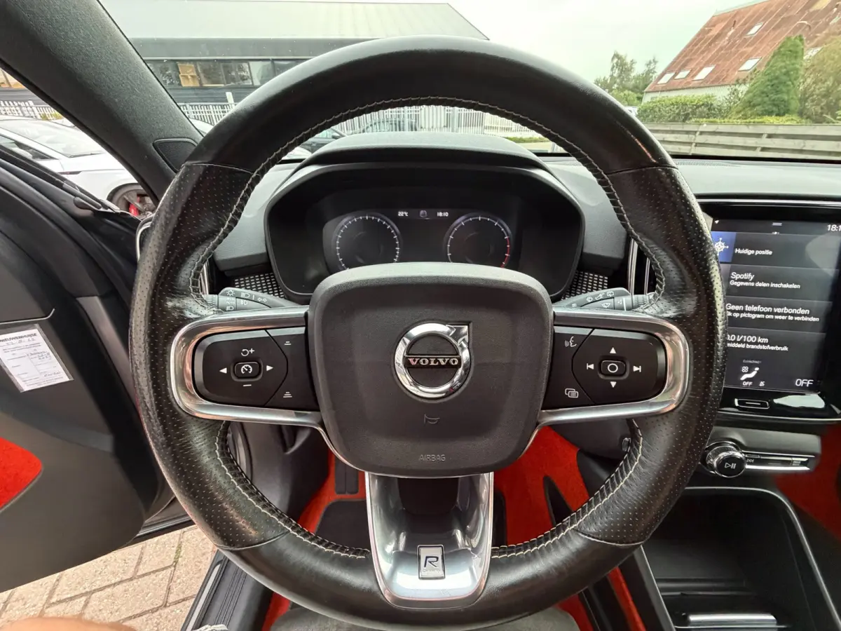 2.0 T5 AWD R-Design Intro Edition / Pano / Camera / ACC / Trekhaak .