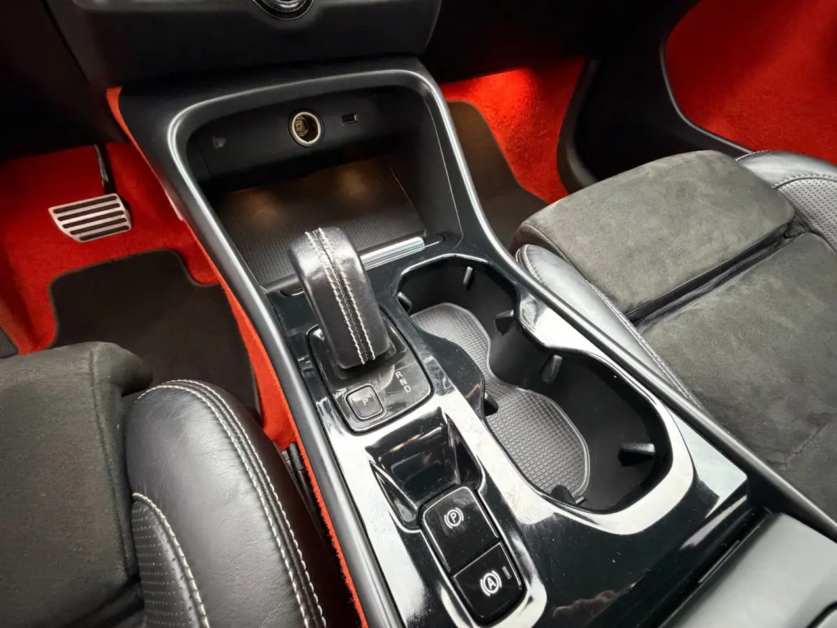 2.0 T5 AWD R-Design Intro Edition / Pano / Camera / ACC / Trekhaak .