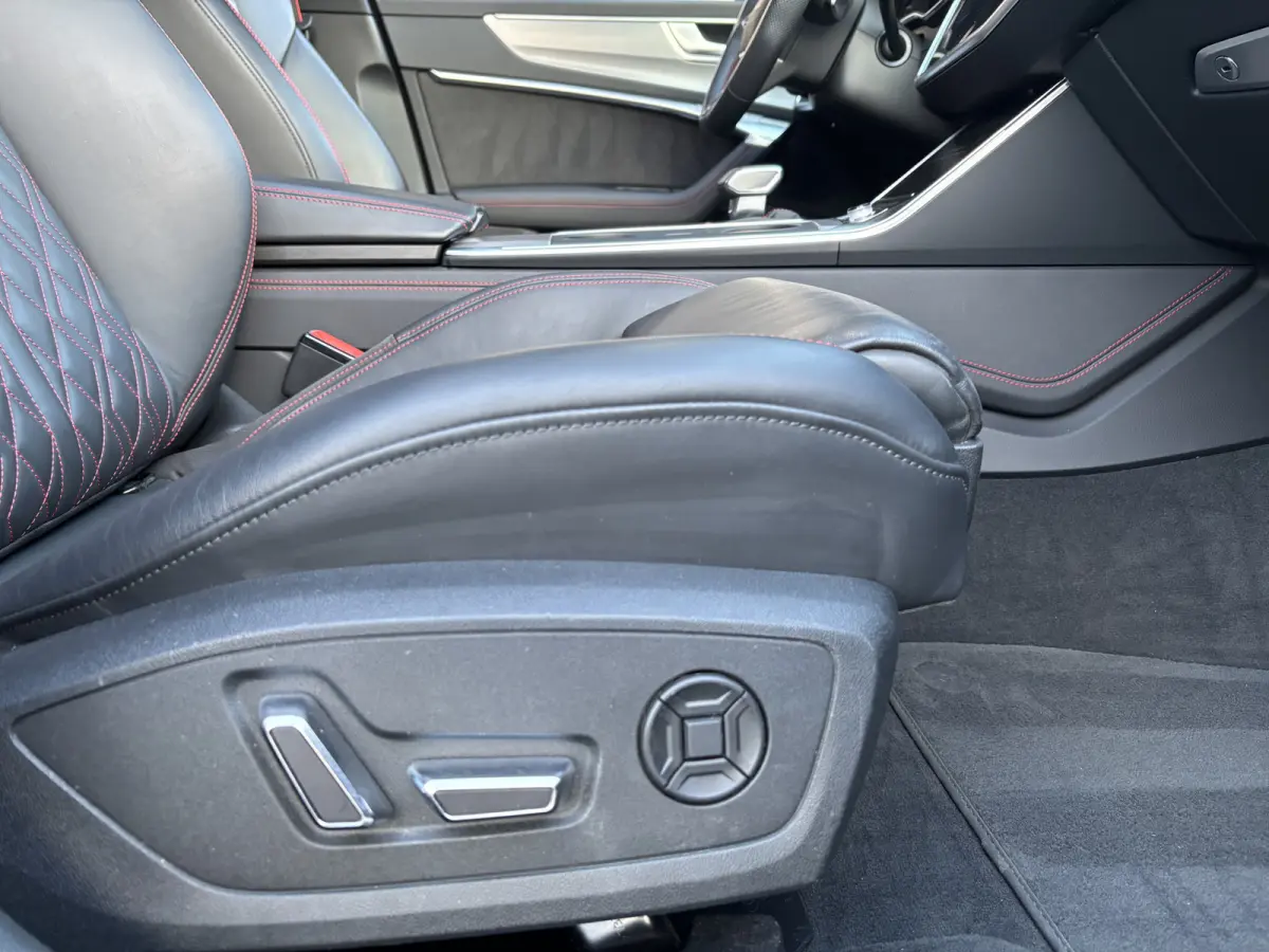 55 TFSIe quattro S-line Competition RS seats