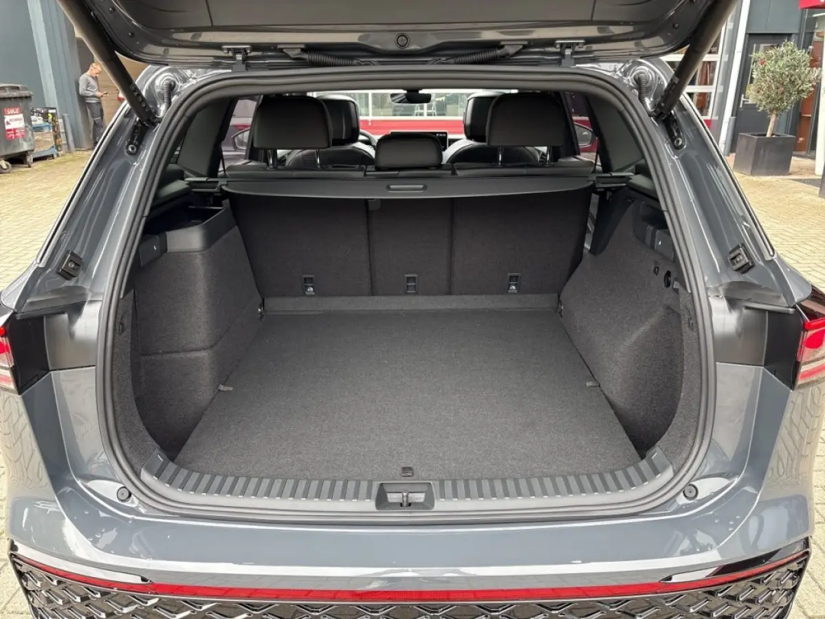 1.5 TSI E-HYBRID R-LINE 272 PK FISCAAL LAAG!: 51244,00 PANO-DAK/LEDER/H+K/TREKHAAK/360CAMERA/DCC