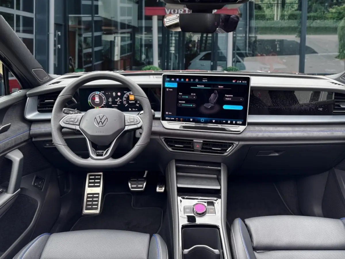 1.5 TSI E-HYBRID R-LINE 272 PK FISCAAL LAAG!: 51244,00 PANO-DAK/LEDER/H+K/TREKHAAK/360CAMERA/DCC