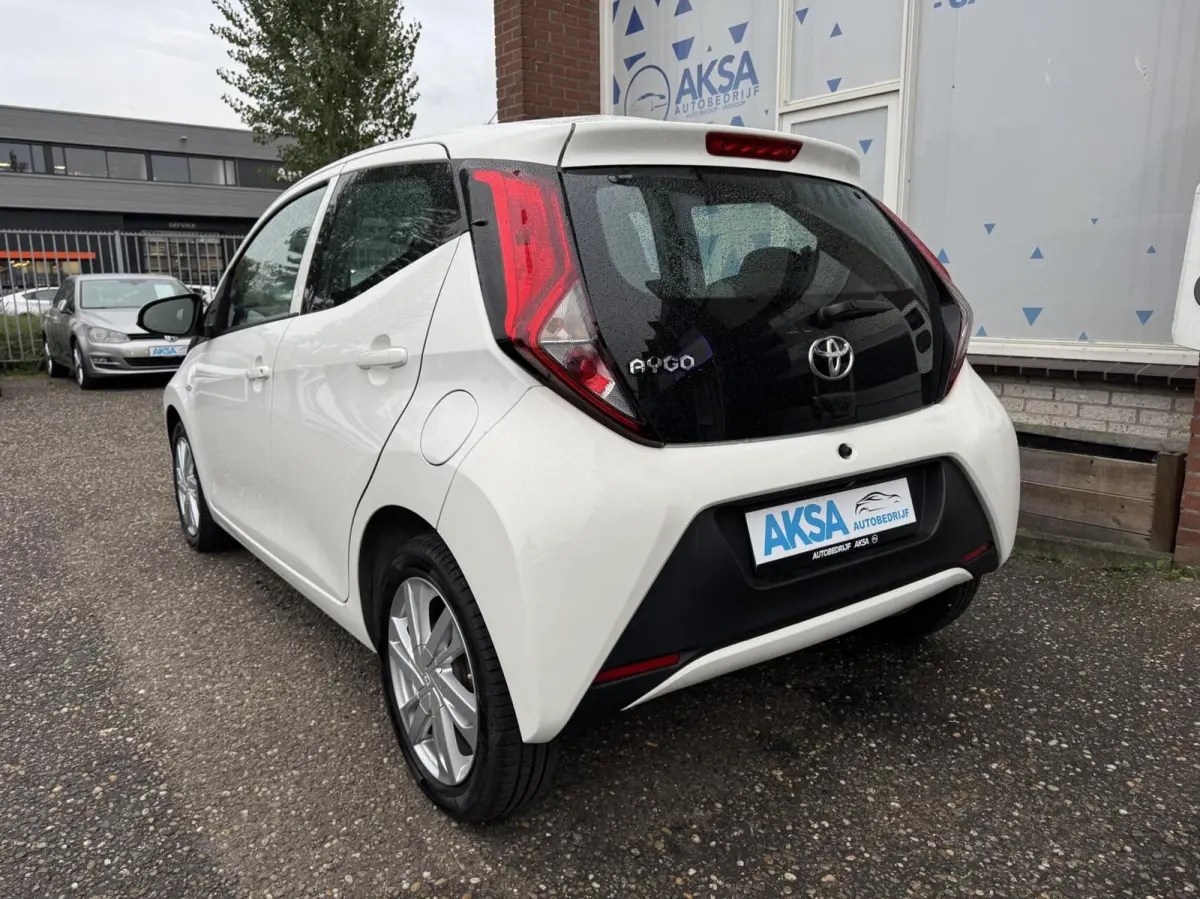 1.0 VVT-i x-play Automaat Camera Stoelverwarming CarplayGarantie
