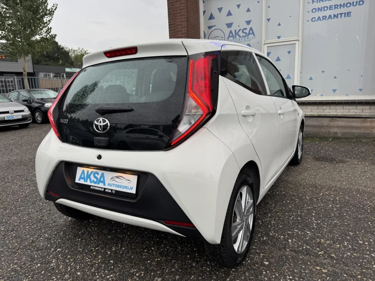 1.0 VVT-i x-play Automaat Camera Stoelverwarming CarplayGarantie