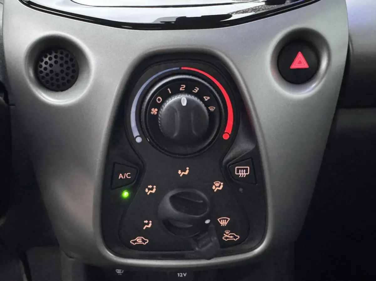 1.0 VVT-i x-play Automaat Camera Stoelverwarming CarplayGarantie