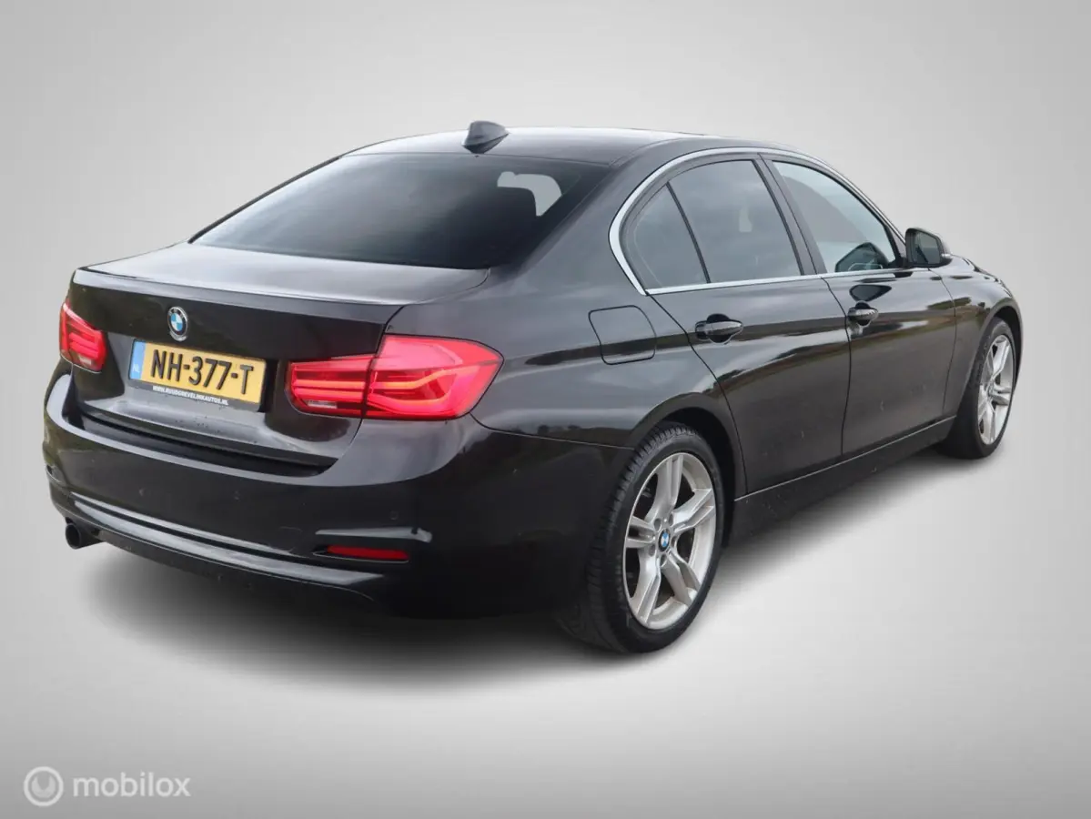318i Executive LED|18" LMV| CarPlay|LED|Navi|Donker Glas|Chroom