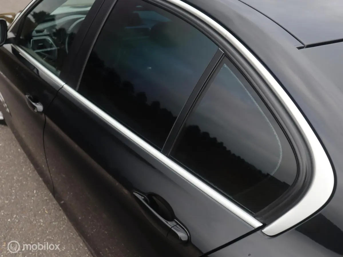 318i Executive LED|18" LMV| CarPlay|LED|Navi|Donker Glas|Chroom