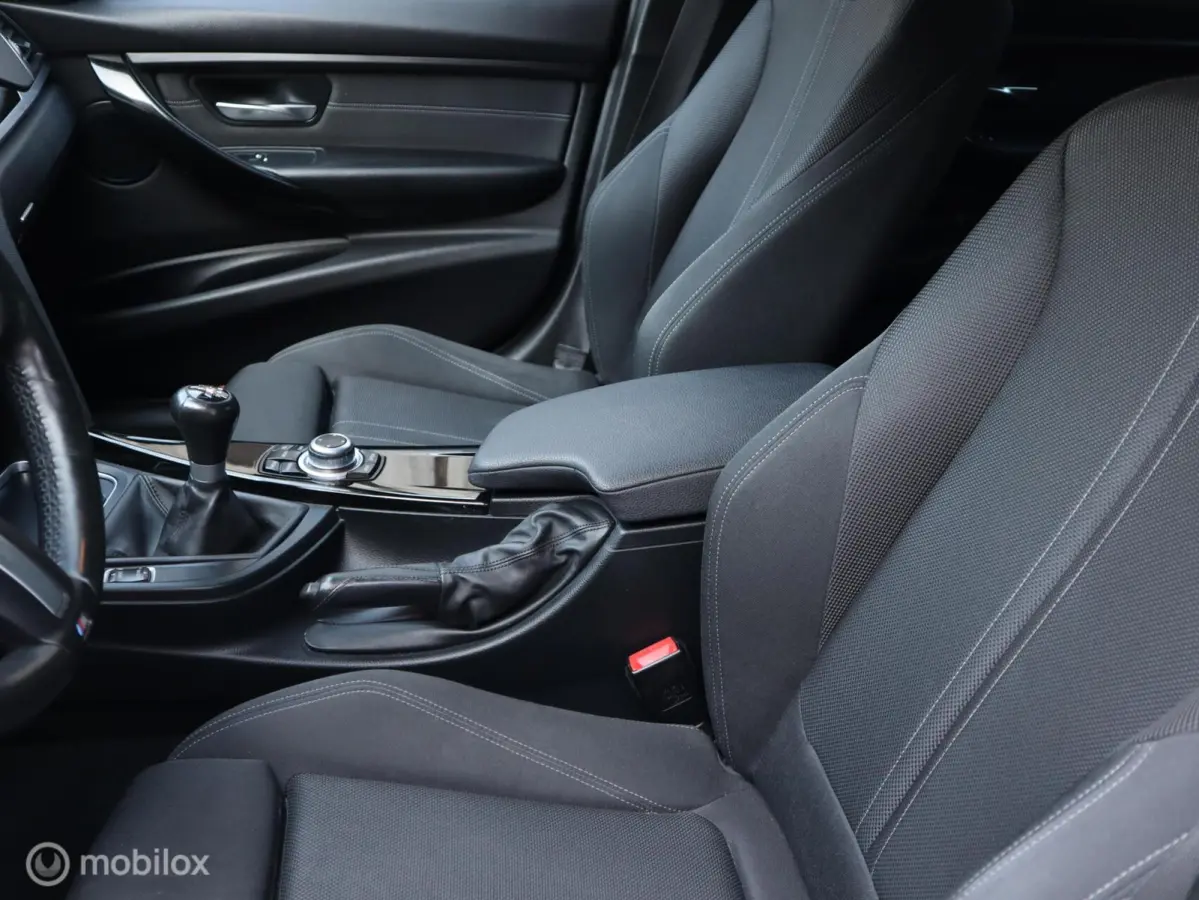318i Executive LED|18" LMV| CarPlay|LED|Navi|Donker Glas|Chroom