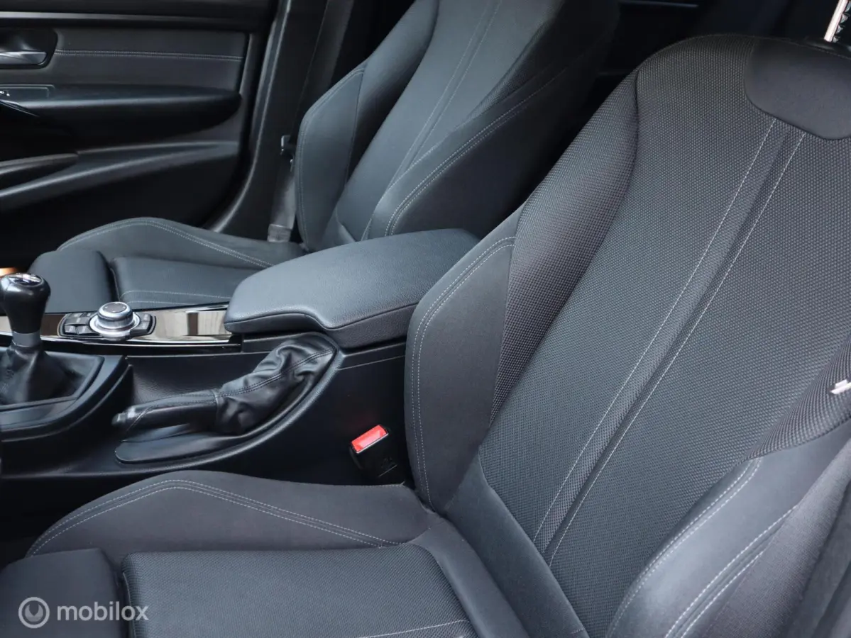 318i Executive LED|18" LMV| CarPlay|LED|Navi|Donker Glas|Chroom