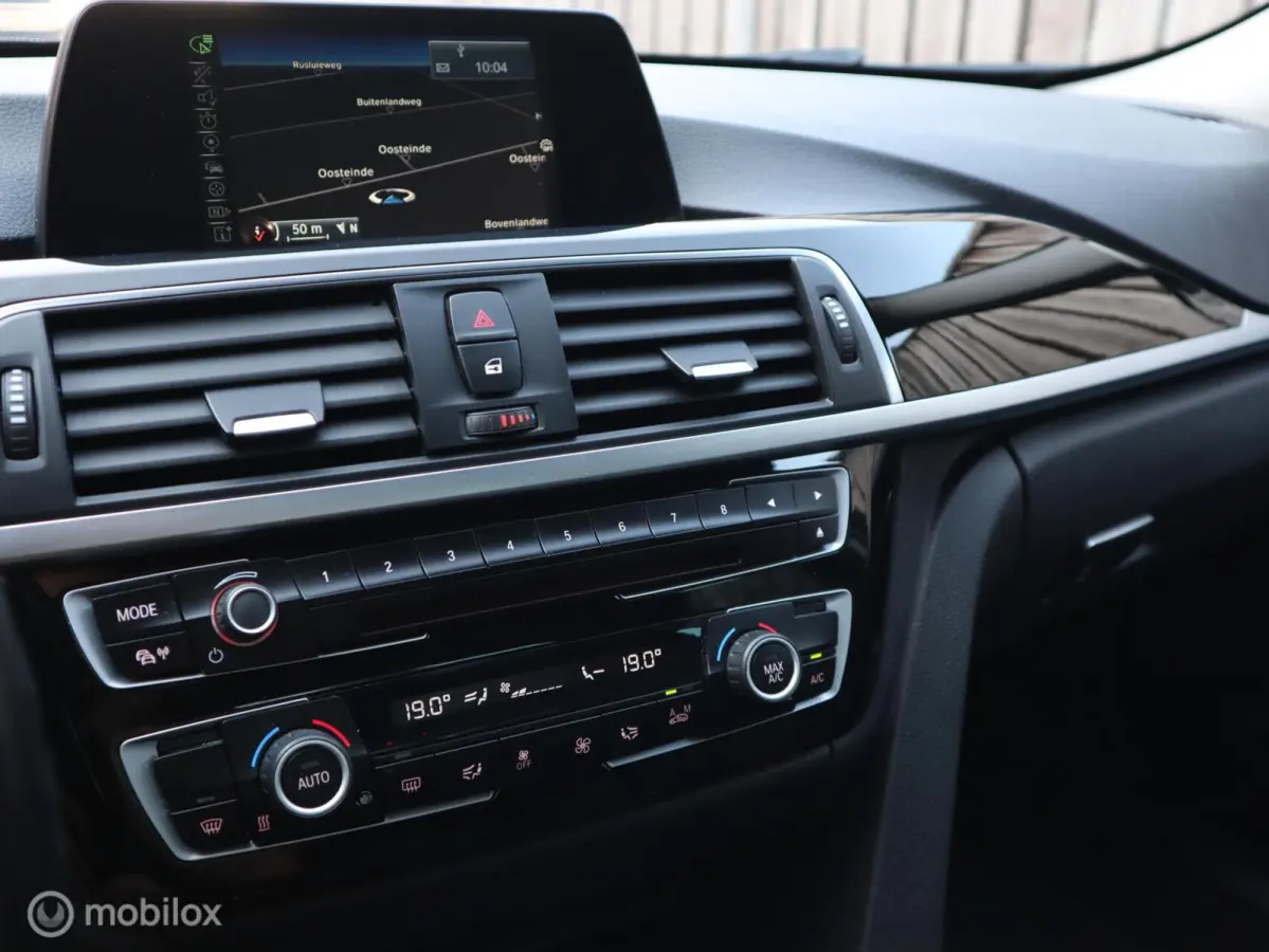 318i Executive LED|18" LMV| CarPlay|LED|Navi|Donker Glas|Chroom