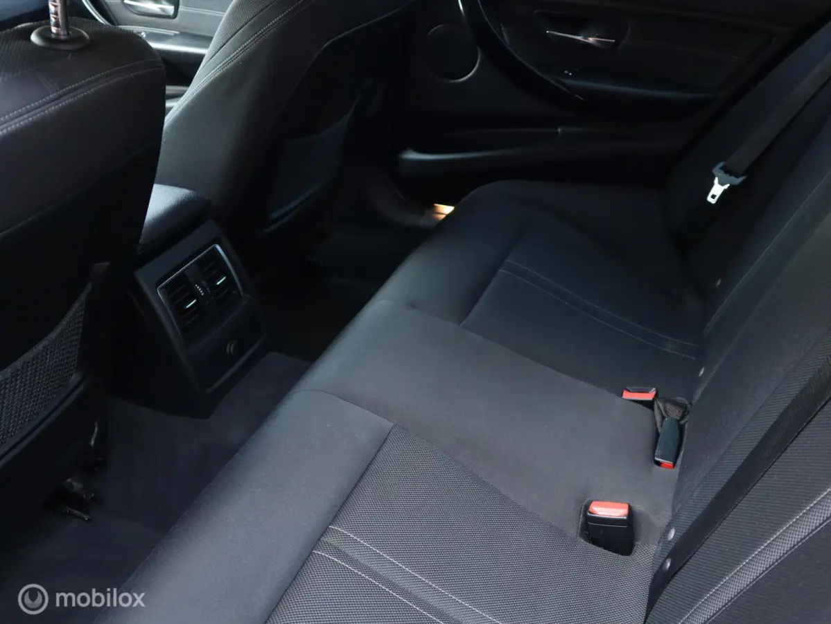 318i Executive LED|18" LMV| CarPlay|LED|Navi|Donker Glas|Chroom