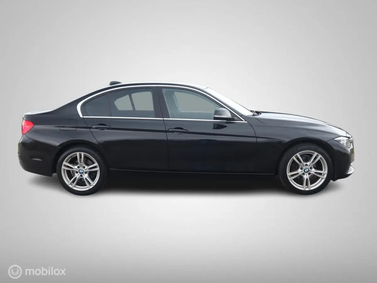 318i Executive LED|18" LMV| CarPlay|LED|Navi|Donker Glas|Chroom