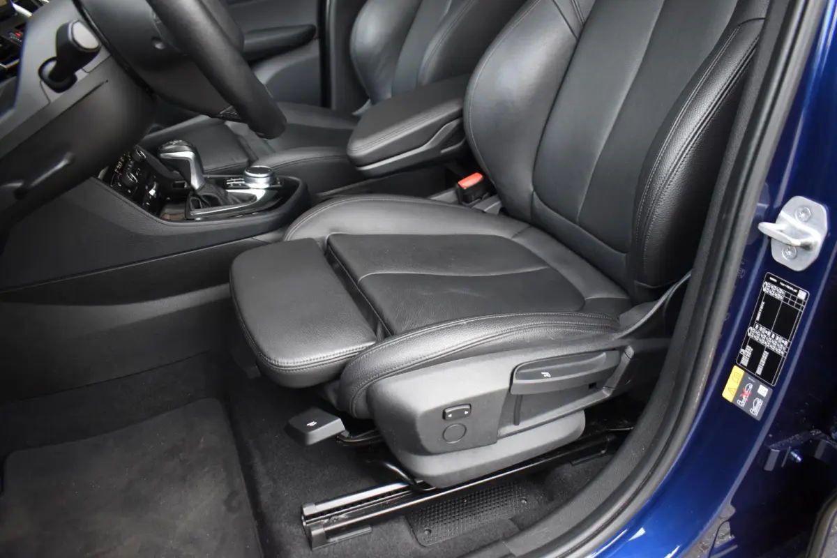 225xe LEDER SPORTSTOELEN NAVIGATIE LMV LED