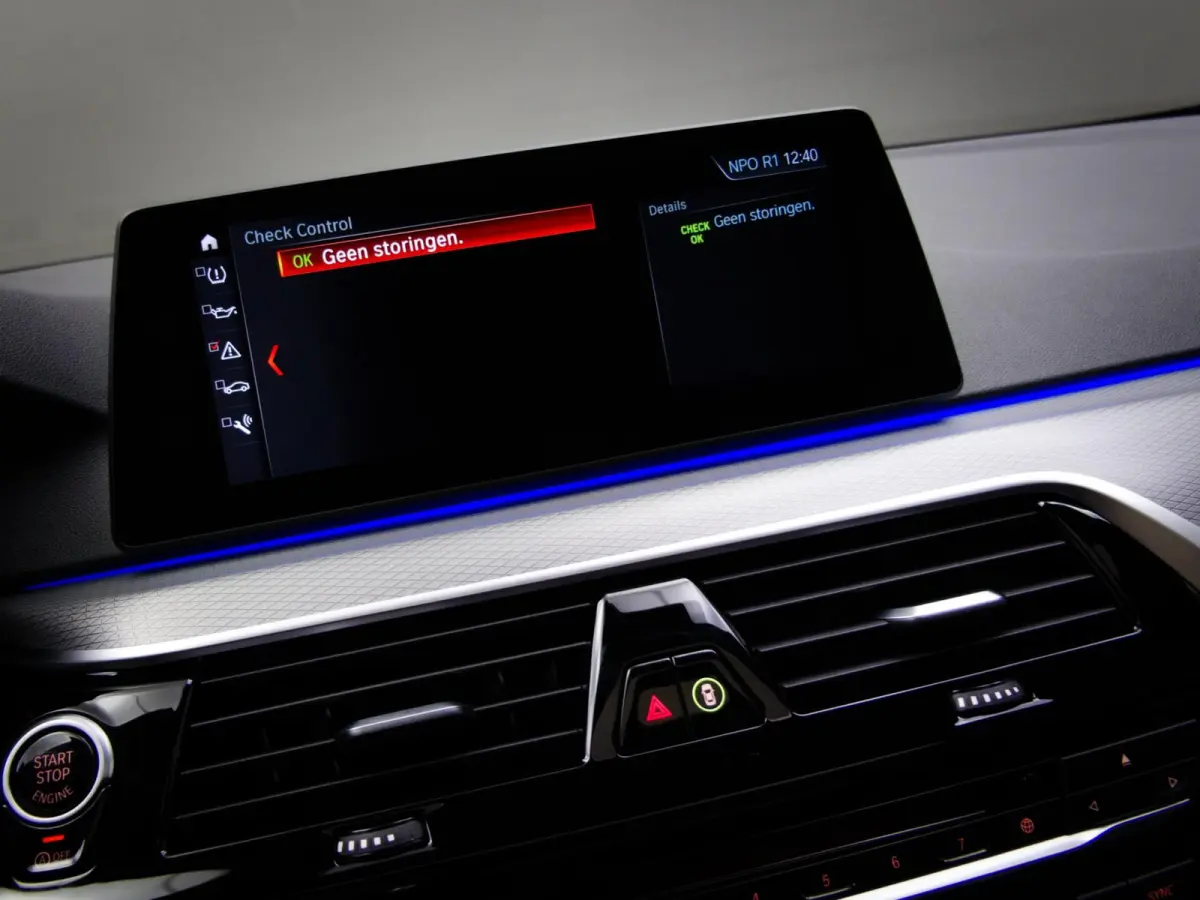 520i High Executive M-Sport (SFEERVERLICHTING, PANORAMADAK, HEAD-UP DISPLAY, NAVIGATIE PROFESSIONAL, STOELVERWARMING)
