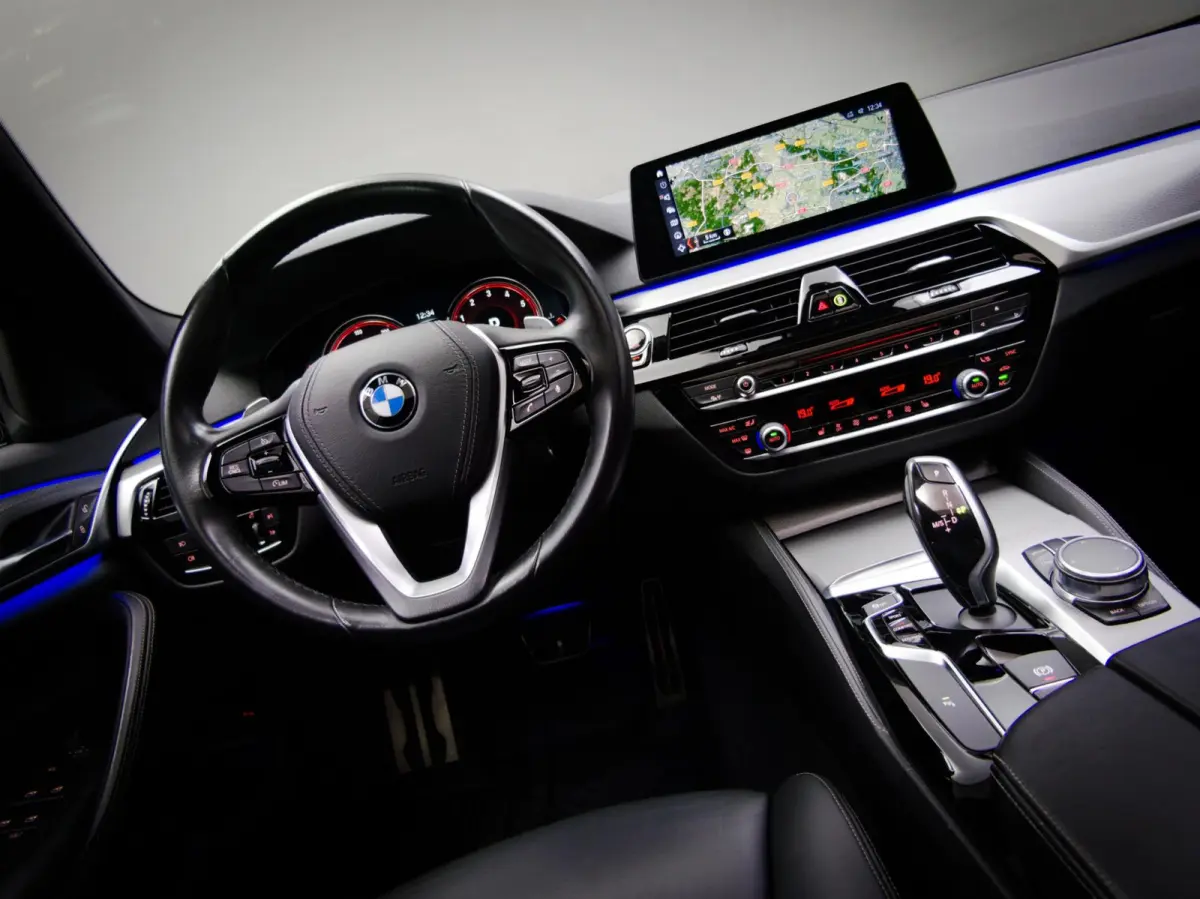 520i High Executive M-Sport (SFEERVERLICHTING, PANORAMADAK, HEAD-UP DISPLAY, NAVIGATIE PROFESSIONAL, STOELVERWARMING)