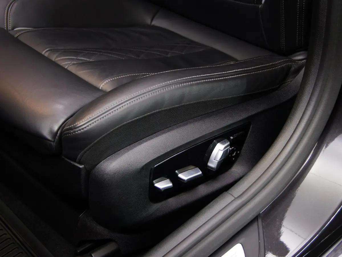 520i High Executive M-Sport (SFEERVERLICHTING, PANORAMADAK, HEAD-UP DISPLAY, NAVIGATIE PROFESSIONAL, STOELVERWARMING)