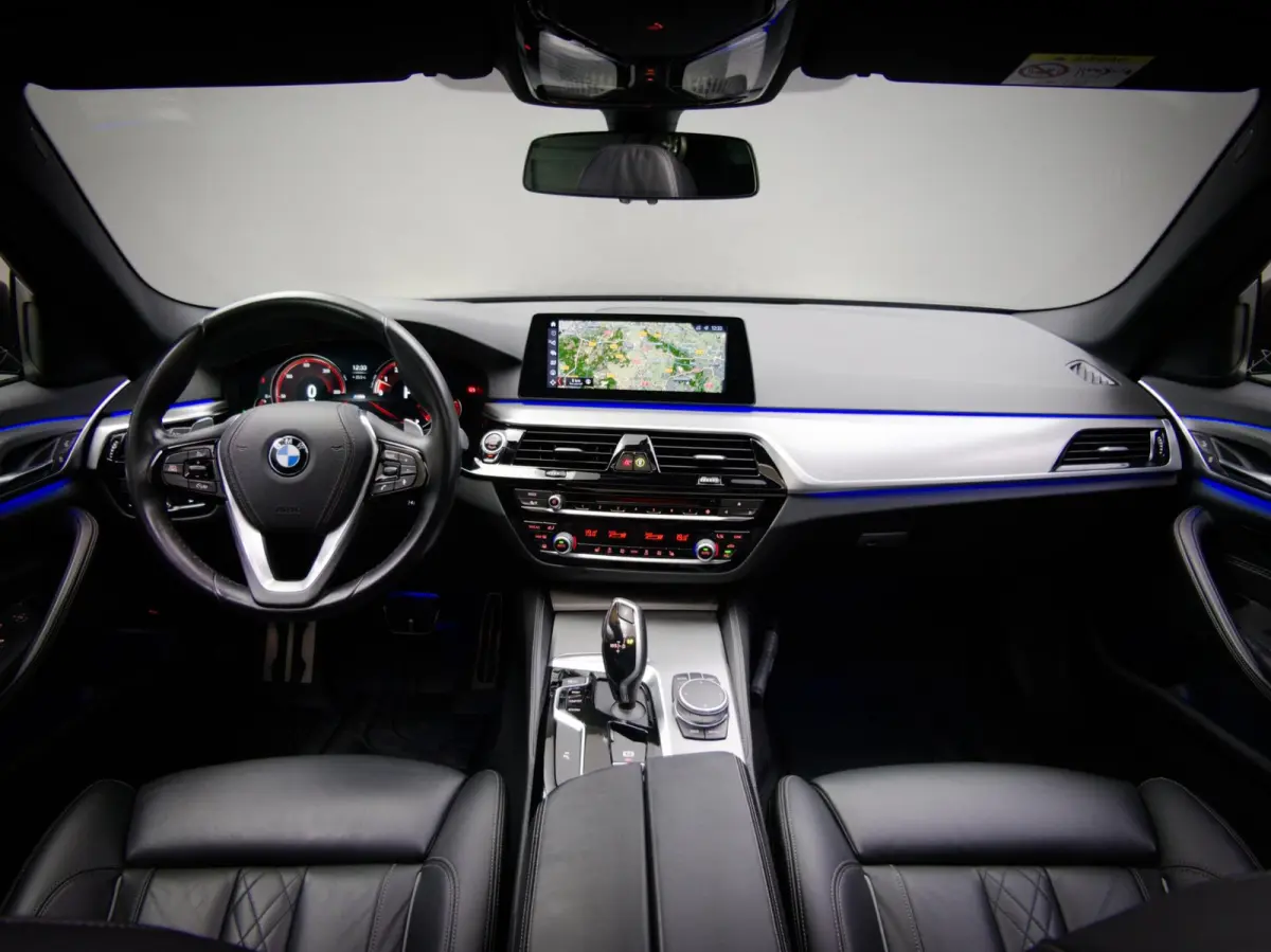 520i High Executive M-Sport (SFEERVERLICHTING, PANORAMADAK, HEAD-UP DISPLAY, NAVIGATIE PROFESSIONAL, STOELVERWARMING)