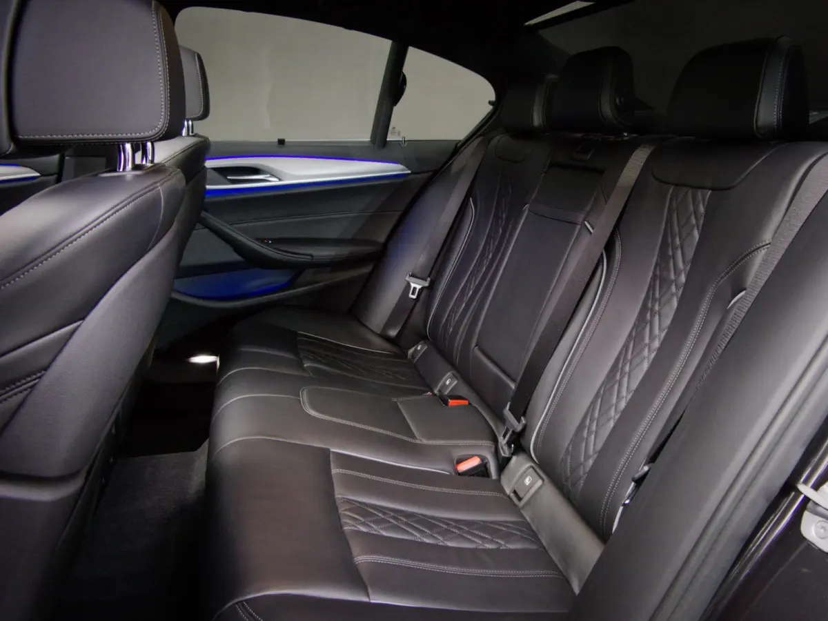 520i High Executive M-Sport (SFEERVERLICHTING, PANORAMADAK, HEAD-UP DISPLAY, NAVIGATIE PROFESSIONAL, STOELVERWARMING)