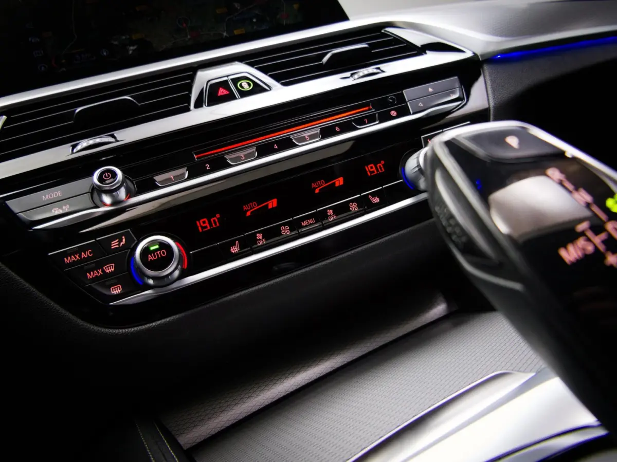 520i High Executive M-Sport (SFEERVERLICHTING, PANORAMADAK, HEAD-UP DISPLAY, NAVIGATIE PROFESSIONAL, STOELVERWARMING)