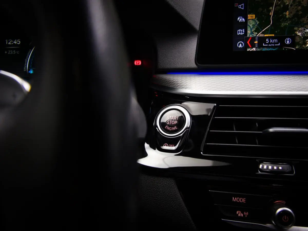 520i High Executive M-Sport (SFEERVERLICHTING, PANORAMADAK, HEAD-UP DISPLAY, NAVIGATIE PROFESSIONAL, STOELVERWARMING)