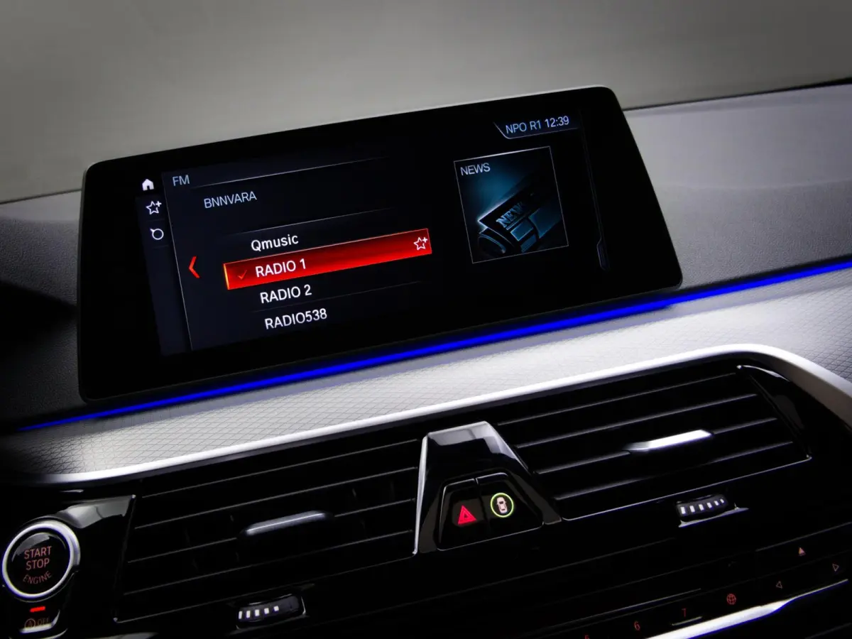 520i High Executive M-Sport (SFEERVERLICHTING, PANORAMADAK, HEAD-UP DISPLAY, NAVIGATIE PROFESSIONAL, STOELVERWARMING)