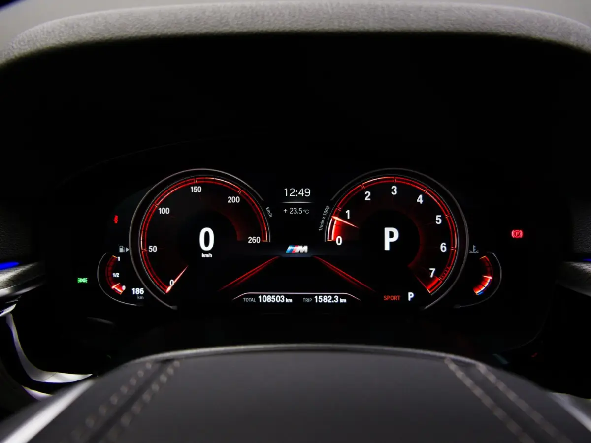 520i High Executive M-Sport (SFEERVERLICHTING, PANORAMADAK, HEAD-UP DISPLAY, NAVIGATIE PROFESSIONAL, STOELVERWARMING)
