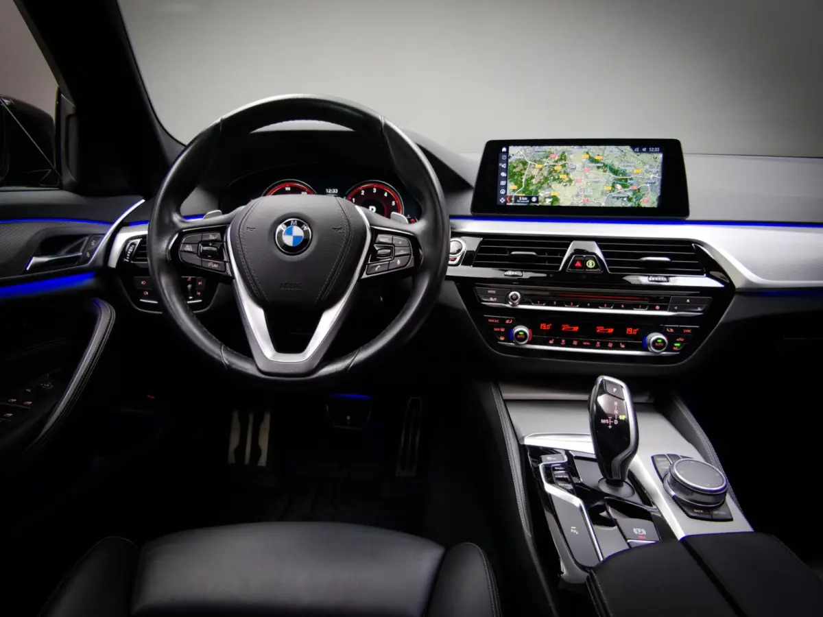 520i High Executive M-Sport (SFEERVERLICHTING, PANORAMADAK, HEAD-UP DISPLAY, NAVIGATIE PROFESSIONAL, STOELVERWARMING)