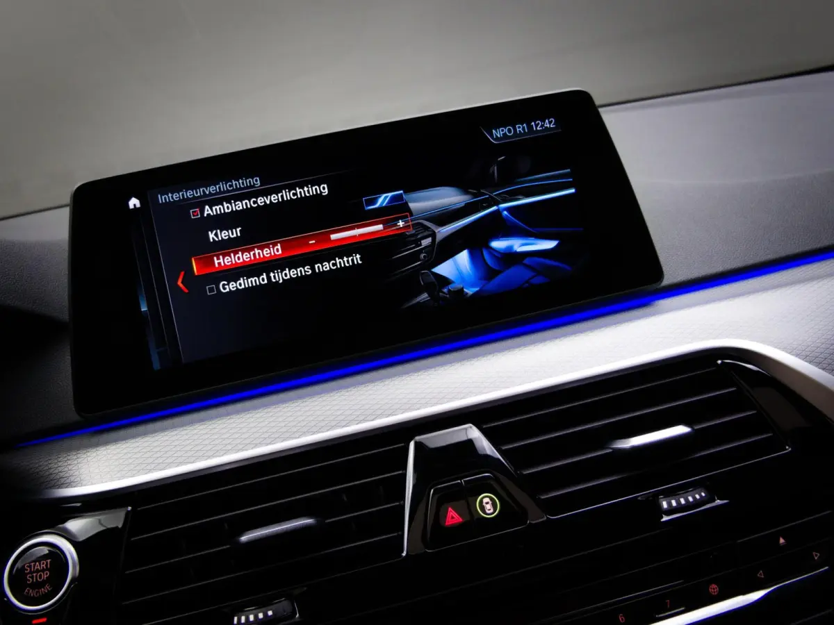 520i High Executive M-Sport (SFEERVERLICHTING, PANORAMADAK, HEAD-UP DISPLAY, NAVIGATIE PROFESSIONAL, STOELVERWARMING)