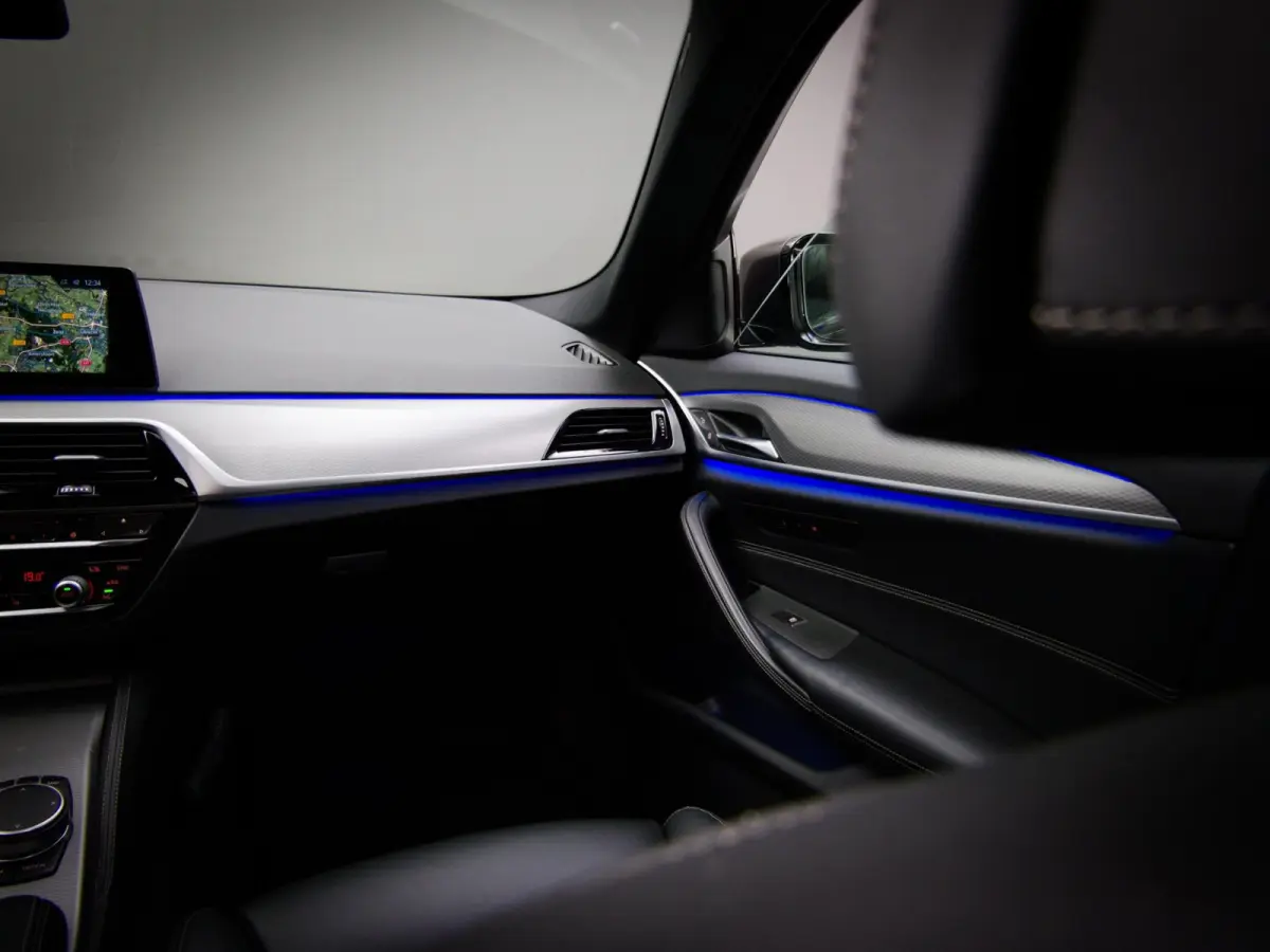 520i High Executive M-Sport (SFEERVERLICHTING, PANORAMADAK, HEAD-UP DISPLAY, NAVIGATIE PROFESSIONAL, STOELVERWARMING)