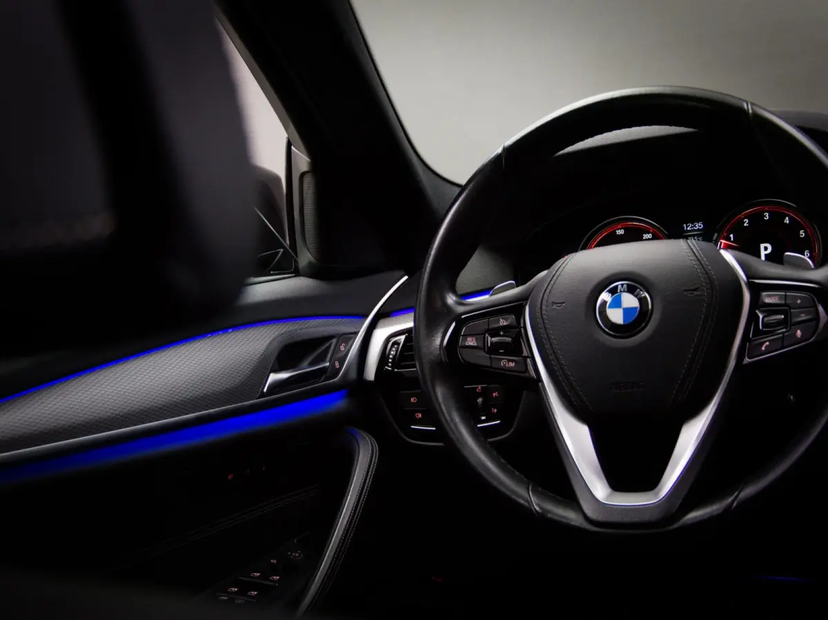 520i High Executive M-Sport (SFEERVERLICHTING, PANORAMADAK, HEAD-UP DISPLAY, NAVIGATIE PROFESSIONAL, STOELVERWARMING)