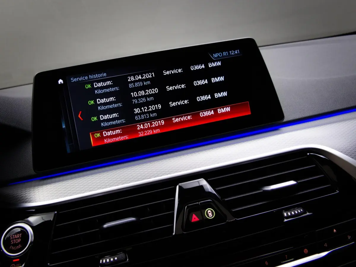 520i High Executive M-Sport (SFEERVERLICHTING, PANORAMADAK, HEAD-UP DISPLAY, NAVIGATIE PROFESSIONAL, STOELVERWARMING)