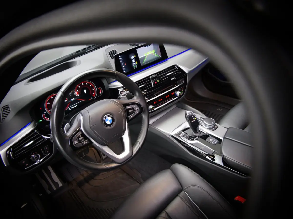 520i High Executive M-Sport (SFEERVERLICHTING, PANORAMADAK, HEAD-UP DISPLAY, NAVIGATIE PROFESSIONAL, STOELVERWARMING)