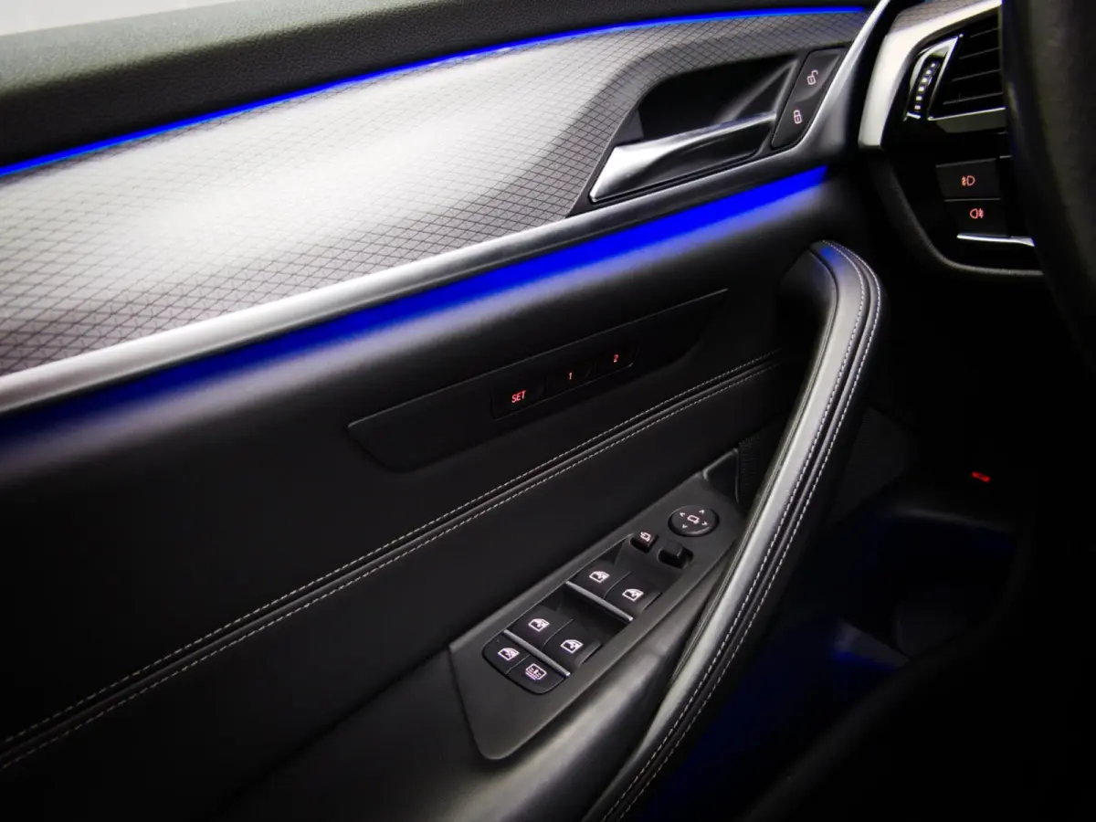 520i High Executive M-Sport (SFEERVERLICHTING, PANORAMADAK, HEAD-UP DISPLAY, NAVIGATIE PROFESSIONAL, STOELVERWARMING)